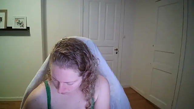 Snapshot of Girlnina-1995 chatting on November 3, 2025, 7:24 am Girlnina-1995 online show from November 3, 2025, 7:24 am