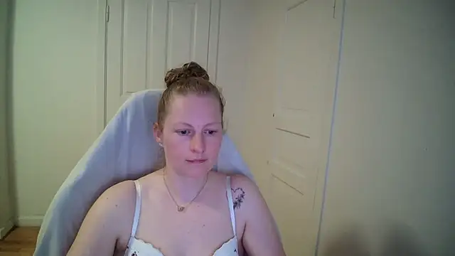 Girlnina-1995 online show from April 1, 2026, 1:52 pm