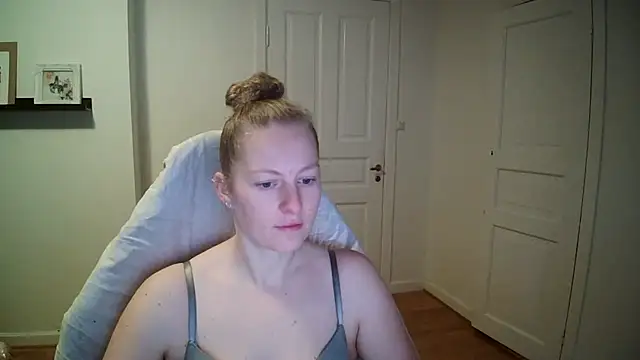 Snapshot of Girlnina-1995 chatting on November 27, 2025, 10:05 am Girlnina-1995 online show from November 27, 2025, 10:05 am