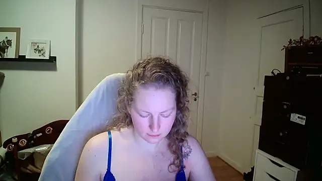 Girlnina-1995 online show from February 10, 2026, 9:58 pm