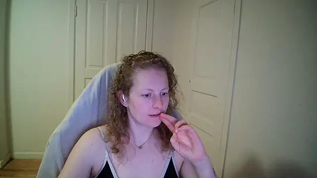 Girlnina-1995 online show from April 7, 2026, 7:15 pm