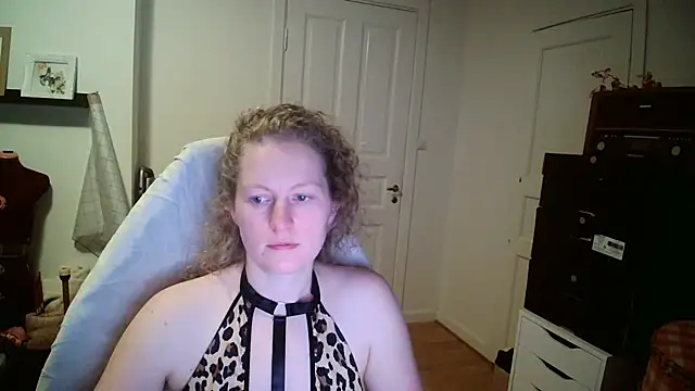 Girlnina-1995 online show from December 15, 2025, 7:20 pm