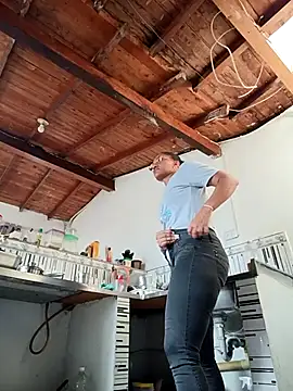 Snapshot of Bigassmommy_x chatting on November 12, 2025, 4:33 pm Bigassmommy x online show from November 12, 2025, 4:33 pm