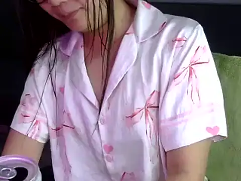 Snapshot of Bee_2k chatting on October 31, 2025, 4:42 am Bee 2k online show from October 31, 2025, 4:42 am