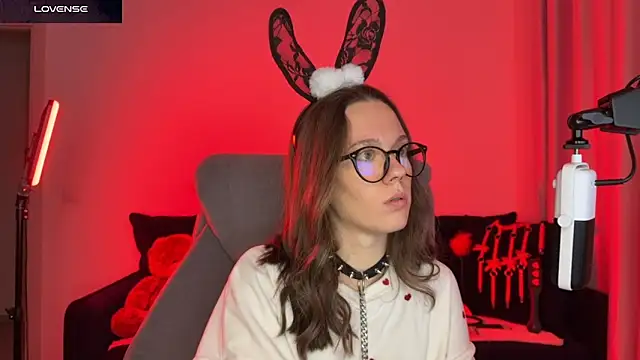 Snapshot of DivineBite chatting on December 15, 2025, 4:24 pm DivineBite online show from December 15, 2025, 4:24 pm