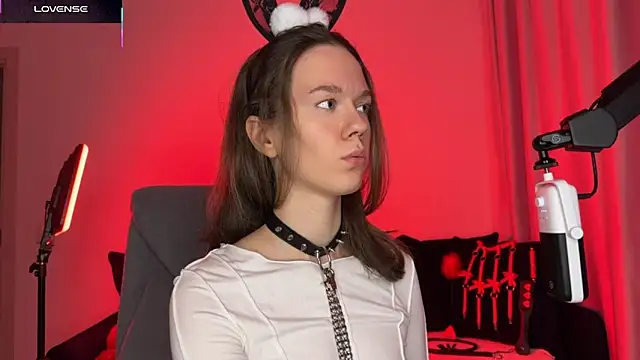 Snapshot of DivineBite chatting on November 2, 2025, 3:06 pm DivineBite online show from November 2, 2025, 3:06 pm