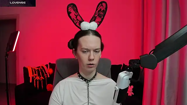 Snapshot of DivineBite chatting on February 9, 2026, 4:05 pm DivineBite online show from February 9, 2026, 4:05 pm