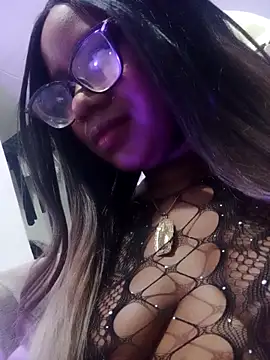 EmilyyRosee  online show from April 15, 2026, 5:02 am