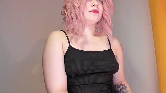 Snapshot of SueNiceeeee chatting on November 6, 2025, 10:14 pm SueNiceeeee online show from November 6, 2025, 10:14 pm