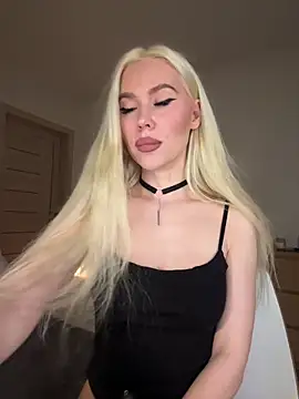 Snapshot of xDinnax chatting on November 5, 2025, 8:23 pm xDinnax online show from November 5, 2025, 8:23 pm