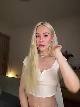 Snapshot of xDinnax chatting on November 22, 2025, 3:38 am xDinnax online show from November 22, 2025, 3:38 am