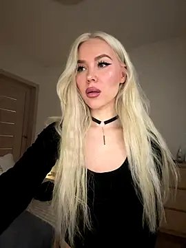 Snapshot of xDinnax chatting on November 7, 2025, 8:35 pm xDinnax online show from November 7, 2025, 8:35 pm