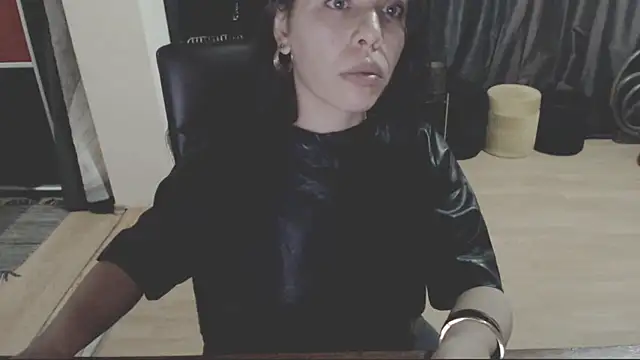 Snapshot of GoldenSasha chatting on November 14, 2025, 9:29 pm GoldenSasha online show from November 14, 2025, 9:29 pm