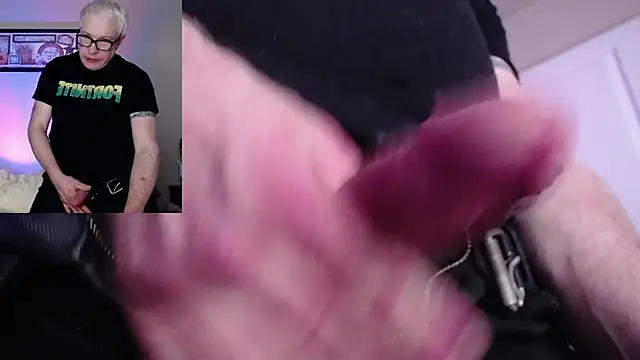 Snapshot of Snarfle82 chatting on November 18, 2025, 9:18 pm Snarfle82 online show from November 18, 2025, 9:18 pm