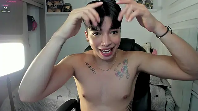 Snapshot of santy7v7 chatting on December 2, 2025, 1:35 pm santy7v7 online show from December 2, 2025, 1:35 pm