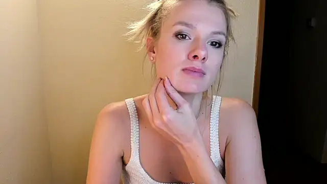 Snapshot of Annloveyou chatting on January 4, 2025, 10:24 pm Annloveyou online show from January 4, 2025, 10:24 pm