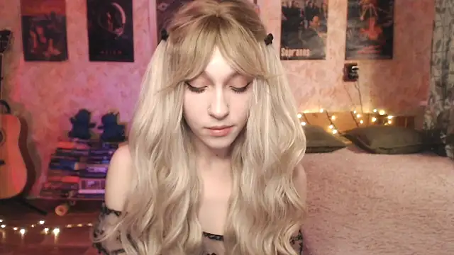 Snapshot of Friendly_Ellie chatting on January 11, 2025, 12:12 am Friendly Ellie online show from January 11, 2025, 12:12 am