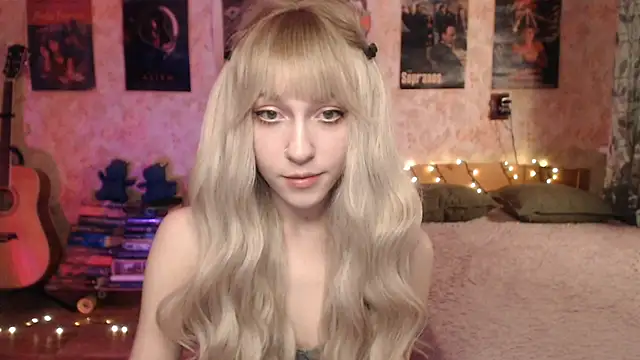 Snapshot of Friendly_Ellie chatting on January 20, 2025, 12:15 am Friendly Ellie online show from January 20, 2025, 12:15 am