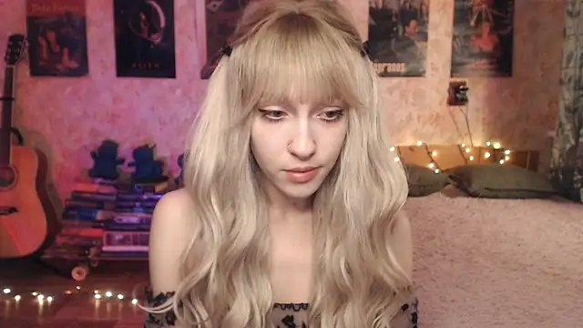 Snapshot of Friendly_Ellie chatting on January 17, 2025, 12:10 am Friendly Ellie online show from January 17, 2025, 12:10 am