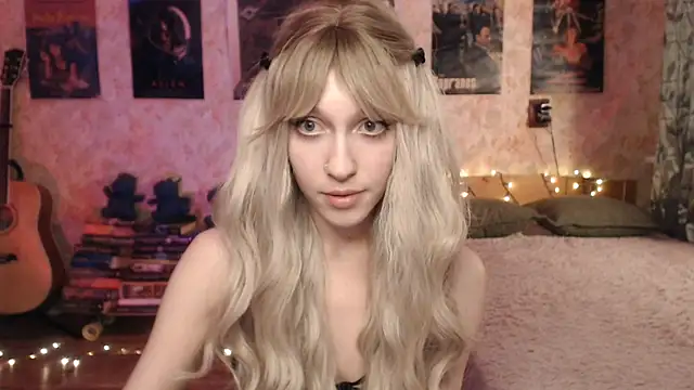 Snapshot of Friendly_Ellie chatting on January 15, 2025, 12:15 pm Friendly Ellie online show from January 15, 2025, 12:15 pm