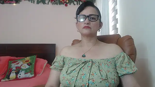 Snapshot of ISABEEL_SOFIA01 chatting on October 17, 2025, 5:04 pm ISABEEL SOFIA01 online show from October 17, 2025, 5:04 pm