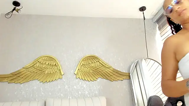 EmmaFerrary online show from July 15, 2026, 7:43 pm