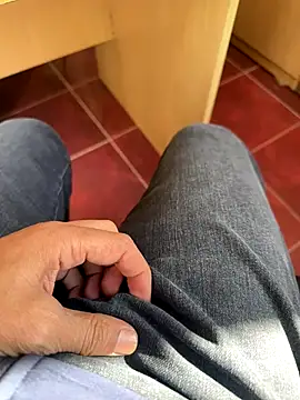 Snapshot of MAHKE12 chatting on October 31, 2025, 7:27 am MAHKE12 online show from October 31, 2025, 7:27 am