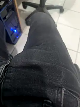 Snapshot of MAHKE12 chatting on November 6, 2025, 2:21 pm MAHKE12 online show from November 6, 2025, 2:21 pm