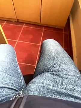 Snapshot of MAHKE12 chatting on November 11, 2025, 9:48 am MAHKE12 online show from November 11, 2025, 9:48 am