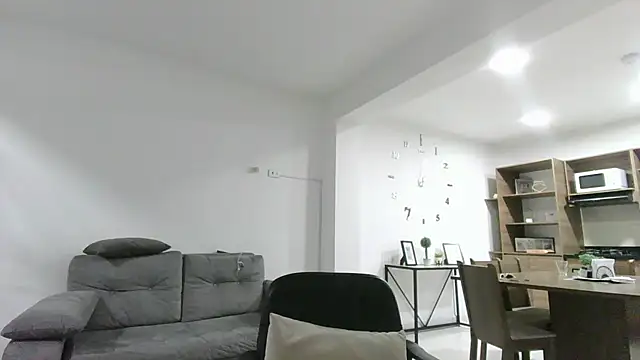 stormytt  online show from April 5, 2026, 8:43 am