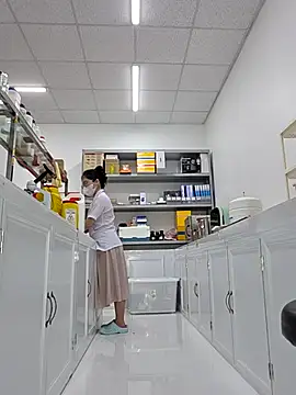 HinaLovely online show from April 18, 2026, 3:42 am