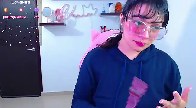 Snapshot of Vannessa__Shy chatting on February 18, 2025, 8:58 pm Vannessa  Shy online show from February 18, 2025, 8:58 pm