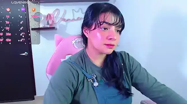 Snapshot of Vannessa__Shy chatting on February 9, 2025, 9:28 pm Vannessa  Shy online show from February 9, 2025, 9:28 pm