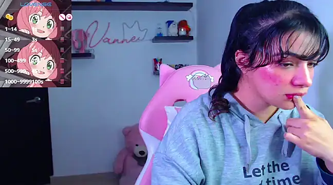 Snapshot of Vannessa__Shy chatting on March 21, 2025, 12:40 am Vannessa  Shy online show from March 21, 2025, 12:40 am