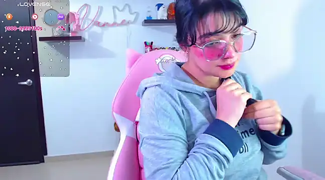 Snapshot of Vannessa__Shy chatting on February 21, 2025, 11:10 pm Vannessa  Shy online show from February 21, 2025, 11:10 pm