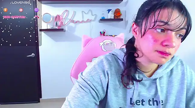 Snapshot of Vannessa__Shy chatting on February 5, 2025, 4:25 pm Vannessa  Shy online show from February 5, 2025, 4:25 pm