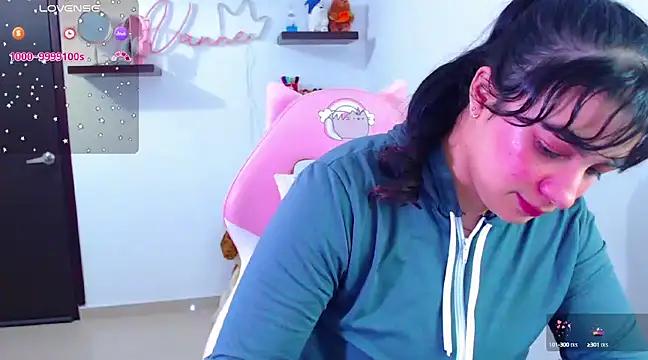 Snapshot of Vannessa__Shy chatting on February 25, 2025, 9:37 pm Vannessa  Shy online show from February 25, 2025, 9:37 pm