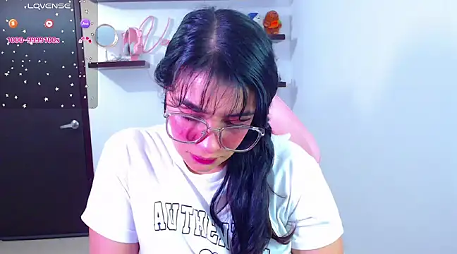 Snapshot of Vannessa__Shy chatting on February 7, 2025, 8:10 pm Vannessa  Shy online show from February 7, 2025, 8:10 pm