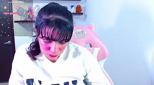 Snapshot of Vannessa__Shy chatting on February 24, 2025, 9:20 pm Vannessa  Shy online show from February 24, 2025, 9:20 pm