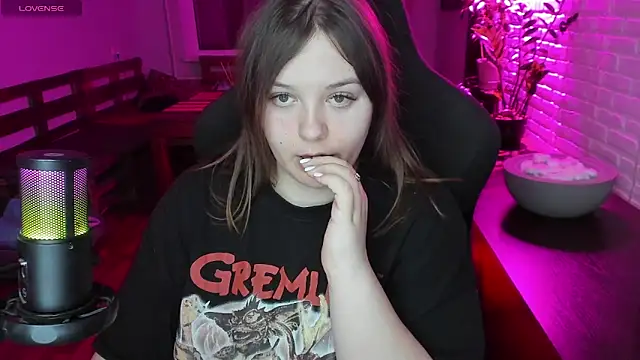 Snapshot of XNirvanaX chatting on December 5, 2025, 1:05 am XNirvanaX online show from December 5, 2025, 1:05 am