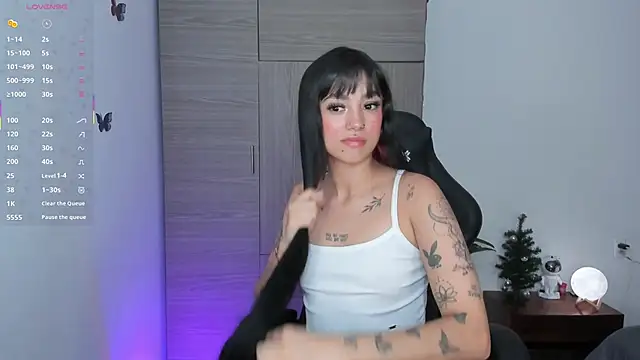 Snapshot of Lizzie_corner_v chatting on November 20, 2025, 2:07 pm Lizzie corner v online show from November 20, 2025, 2:07 pm