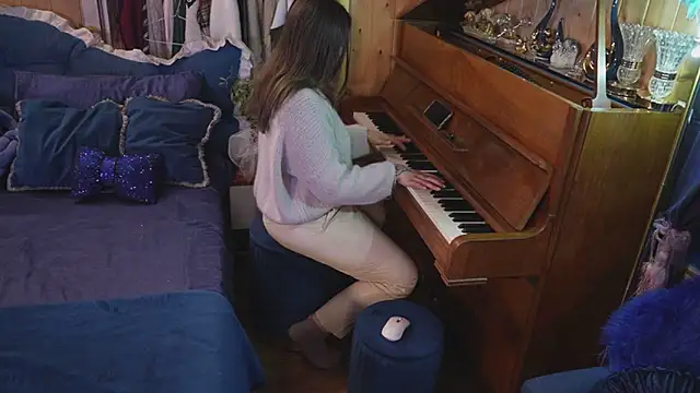 Snapshot of VanessaDoyle chatting on November 4, 2025, 4:22 pm VanessaDoyle online show from November 4, 2025, 4:22 pm