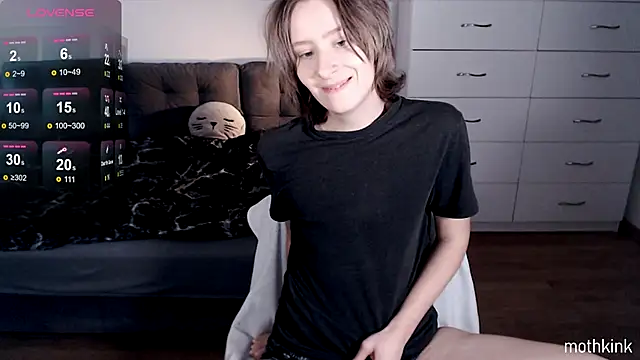 Snapshot of mothkink chatting on November 10, 2025, 2:33 pm mothkink online show from November 10, 2025, 2:33 pm