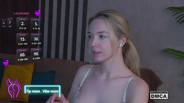 Snapshot of Holl1Would chatting on March 18, 2025, 6:50 am Holl1Would online show from March 18, 2025, 6:50 am