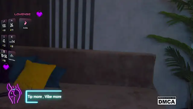 Snapshot of Holl1Would chatting on February 16, 2025, 6:32 am Holl1Would online show from February 16, 2025, 6:32 am