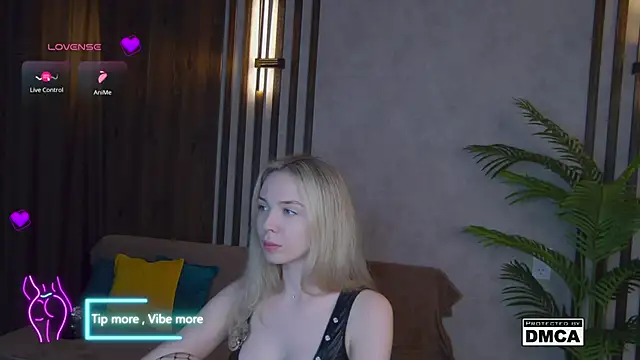 Snapshot of Holl1Would chatting on March 12, 2025, 7:36 pm Holl1Would online show from March 12, 2025, 7:36 pm