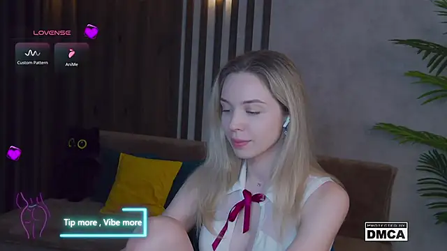 Snapshot of Holl1Would chatting on February 23, 2025, 11:25 pm Holl1Would online show from February 23, 2025, 11:25 pm