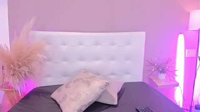 Snapshot of MelanyShayk chatting on March 12, 2025, 2:56 pm MelanyShayk online show from March 12, 2025, 2:56 pm