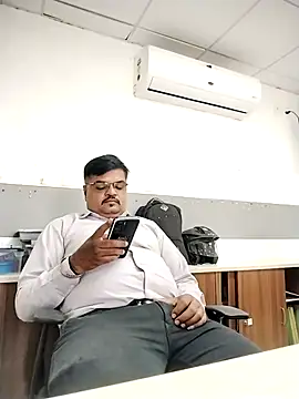 Snapshot of Desi_Londa_143 chatting on December 5, 2025, 6:01 am Desi Londa 143 online show from December 5, 2025, 6:01 am