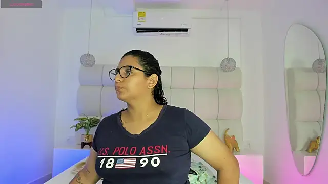 DanielleEvans  online show from October 25, 2025, 11:31 am